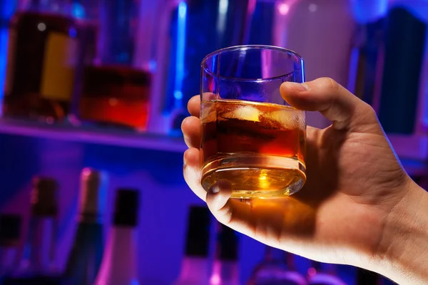 Man van de hand met whisky glas in staaf — Stockfoto