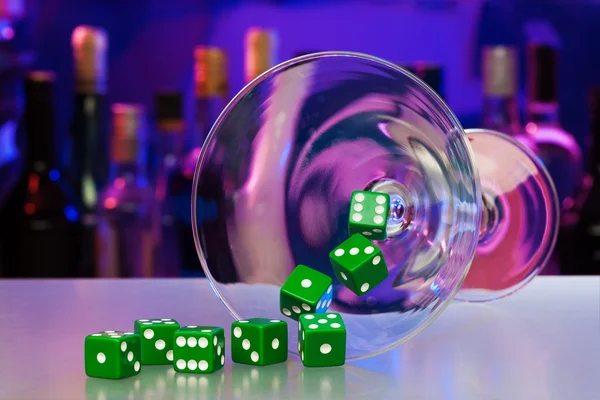Cocktailglas med tärningar i casino bar — Stockfoto