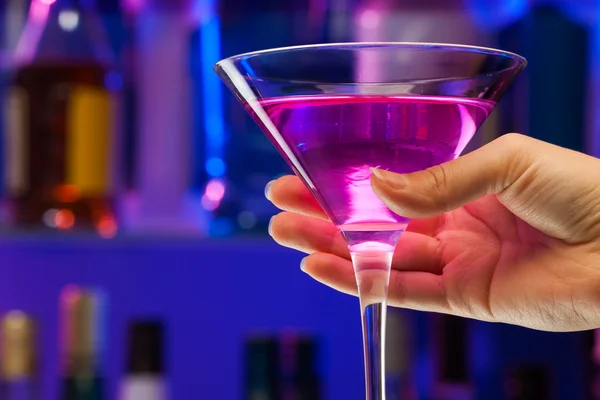 Hand hålla cocktailglas i bar — Stockfoto