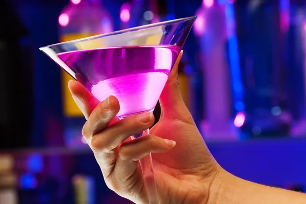 Cerrar brote de vidrio con alcohol en la mano — Foto de Stock
