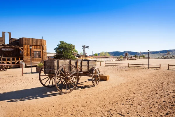 Oude houten wagon in pionier stad — Stockfoto