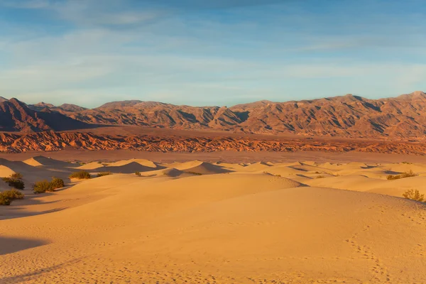 Death valley homokos dűnék és a hegyek — Stock Fotó