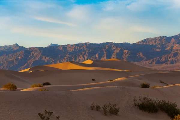 Indah bukit pasir di Death Valley cahaya matahari terbenam — Stok Foto