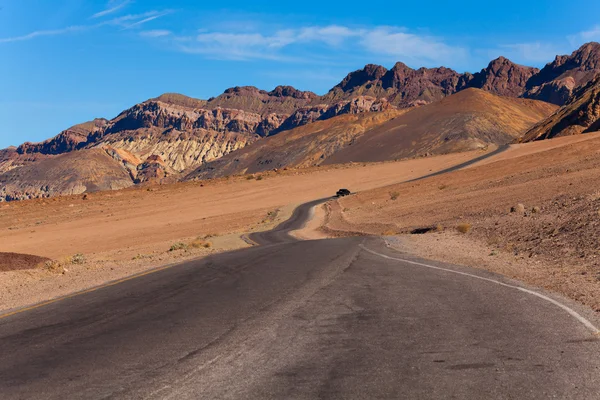 Estrada em passeio de artista no Vale da Morte durante o dia — Fotografia de Stock