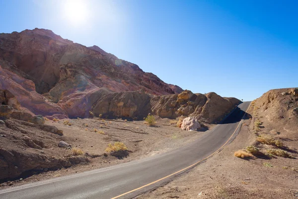 Road on artist drive between rocks in Death valley — Stock Photo, Image