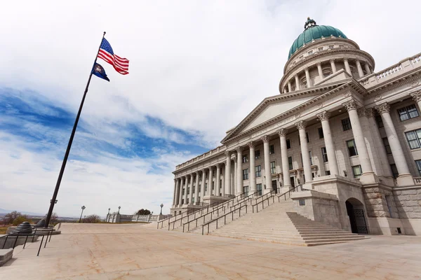Utah Capitol gebouw met Amerikaanse vlag — Stockfoto