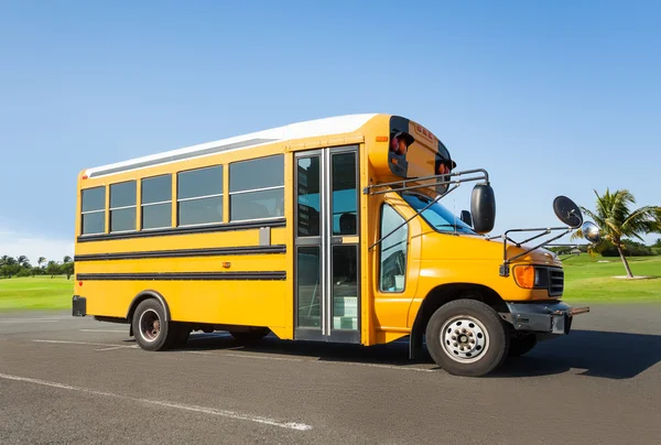 Szkoła buss stojący — Zdjęcie stockowe