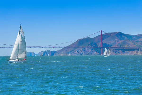 Golden gate Köprüsü ve yatlar — Stok fotoğraf