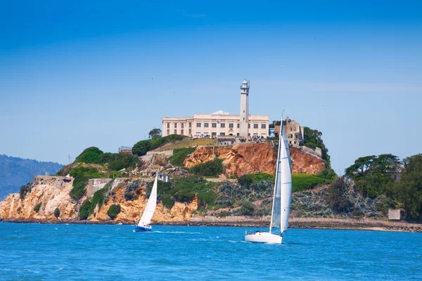 Alcatraz hapis ve yatlar — Stok fotoğraf