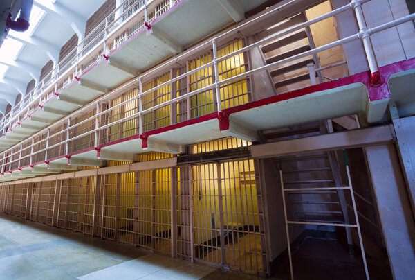 тюрьма с рядами камер и баров
