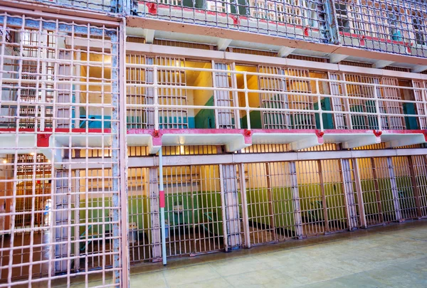 Filas de bares y celdas de la prisión — Foto de Stock