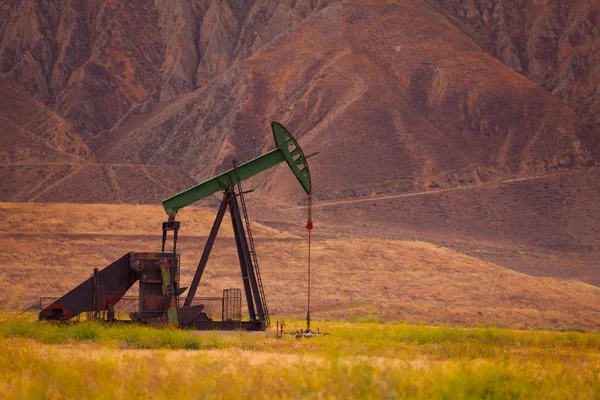 Campo de petróleo comprovado no sopé das montanhas dos EUA — Fotografia de Stock