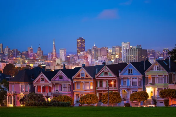 San Francisco Nachtsicht von gemalten Damen — Stockfoto