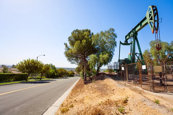 Impianto di estrazione del petrolio greggio in California — Foto Stock