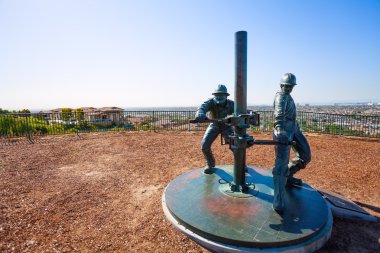Los Angeles yakınlarındaki petrol işçileri için anıt
