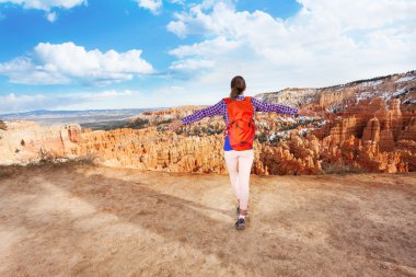 Genç kadın Bryce Canyon görmekten mutlu