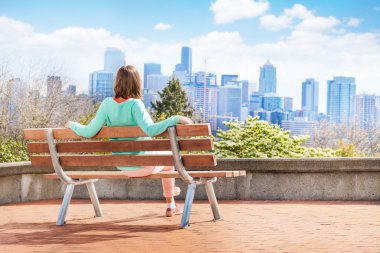 kadın Seattle bankta