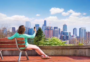 Selfie akıllı telefon ve Seattle ile şehir merkezine götür