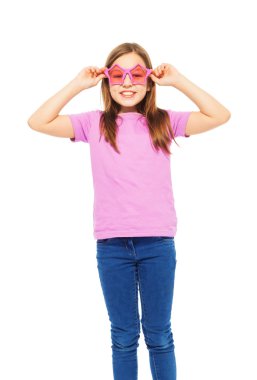 Komik pembe gözlük ve t-shirt giyen güzel kız
