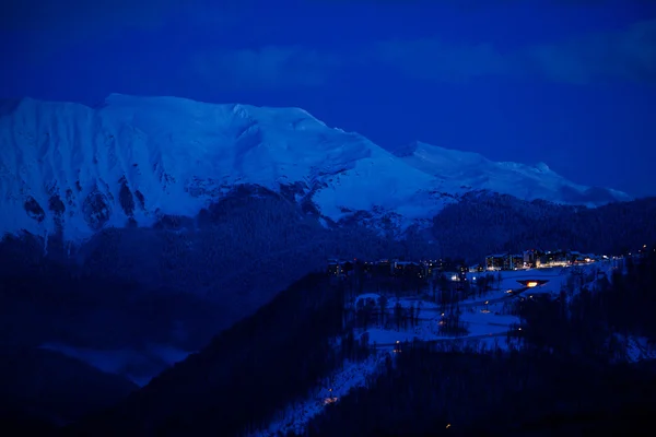 산 야경에 스키 마 — 스톡 사진