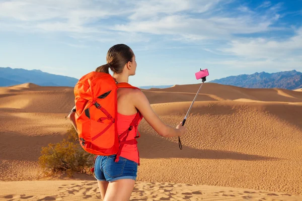 Žena s selfie stick — Stock fotografie