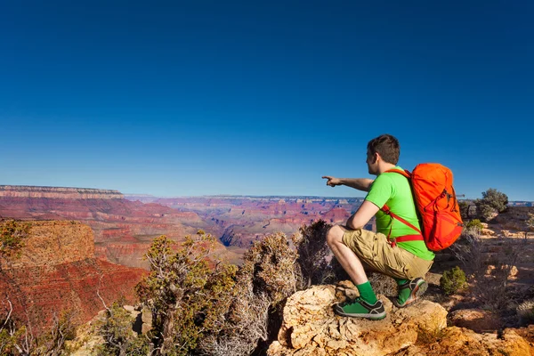 Hiker man point on Grand canyon — Stock Photo, Image