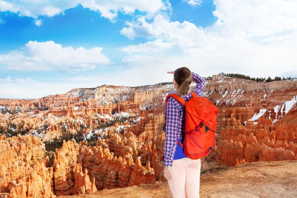 Donna in Bryce canyon cercando di distanza — Foto Stock