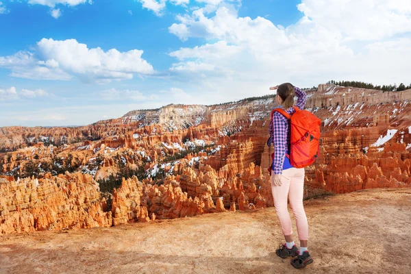 Hiker young woman in Bryce canyon — Stock Photo, Image
