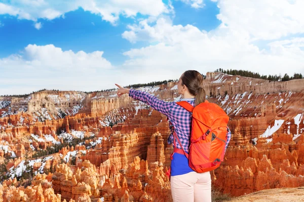 Yong caminhante mulher apontar para Bryce canyon — Fotografia de Stock