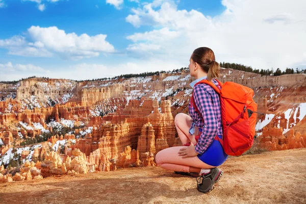 Woman sit on squads in Bryce canyon — Stock Photo, Image