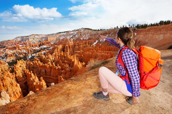 Nice hiker woman point to Bryce canyon — Stock Photo, Image