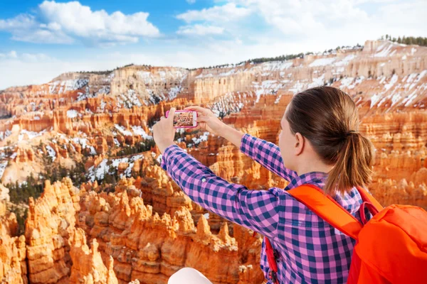 Woman take Bryce canyon picture — Stock Photo, Image