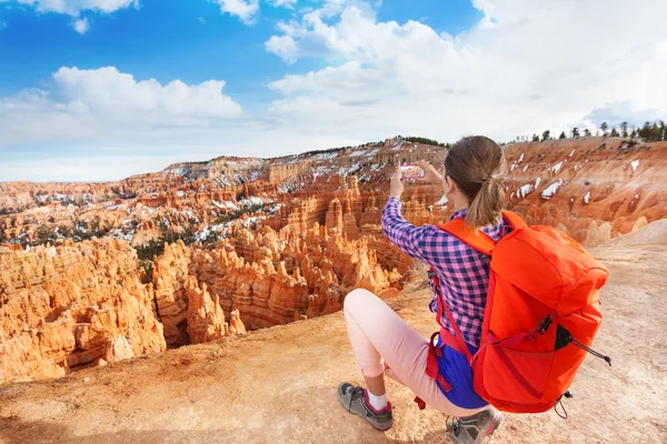 Woman take picture of Bryce canyon — Stock Photo, Image