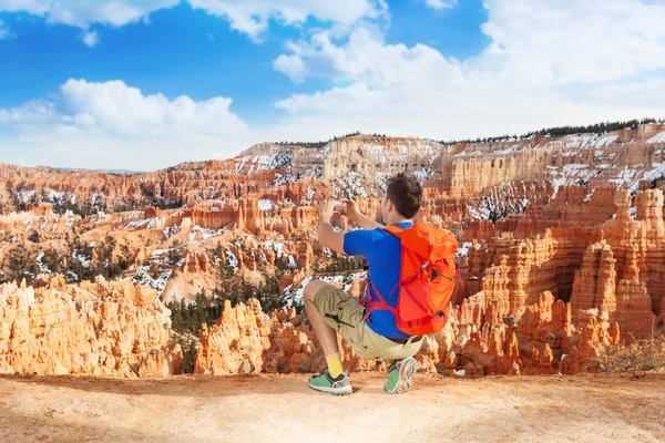 Man take picture of Bryce canyon — Stock Photo, Image