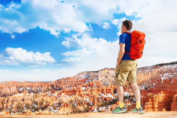 Člověk stojí na okraji Bryce canyon — Stock fotografie