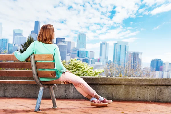 Woman enjoy Seattle downtown view — Stock Photo, Image