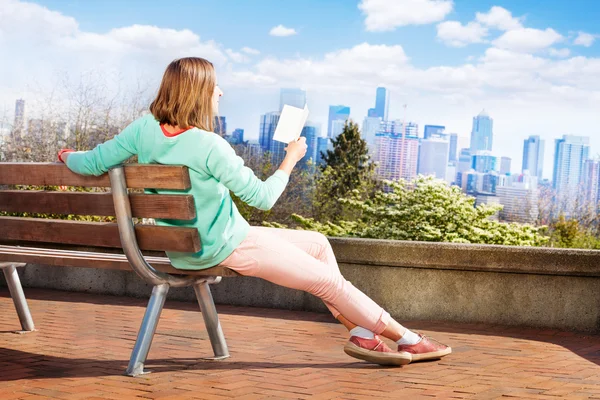 Kvinnan läsa bok i Seattle park — Stockfoto