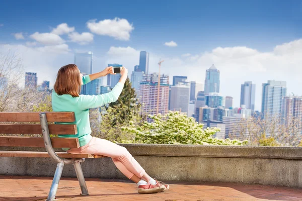 Mulher tirar foto com celular de Seattle — Fotografia de Stock