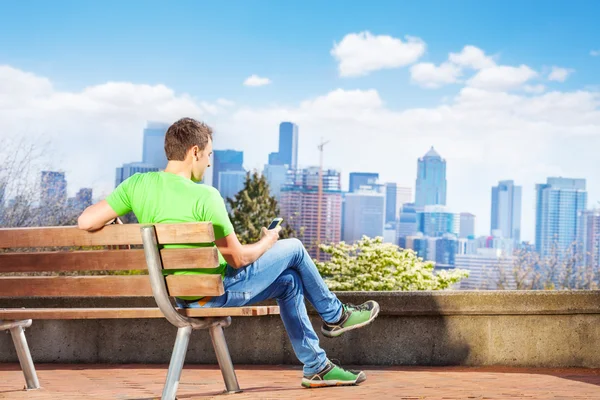 Man sitting on bench — Stock Photo, Image