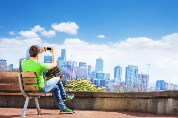 Homme assis sur le banc — Photo