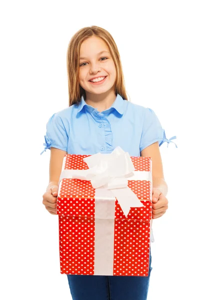 Menina com grande presente vermelho — Fotografia de Stock