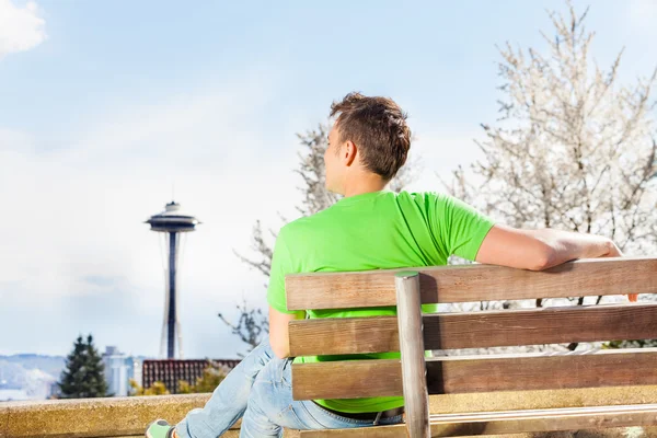 Man sitting on bench — Stock Photo, Image