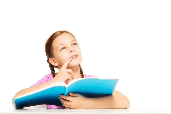 Getalenteerde schoolmeisje met boek in haar hand — Stockfoto