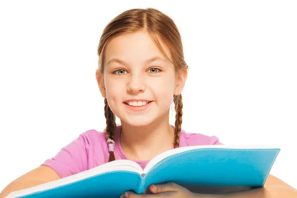Estudante sorrindo inteligente com um livro didático — Fotografia de Stock