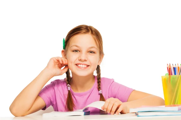 Grappige schoolmeisje met potlood achter haar oor — Stockfoto