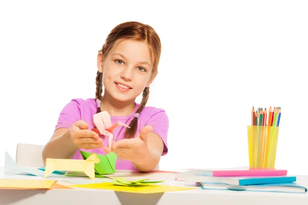 Schoolmeisje en haar handgemaakte origami-speelgoed — Stockfoto