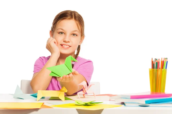 Studentessa tenendo il suo origami fatto a mano cigno — Foto Stock