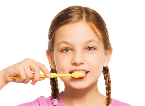 漂亮的女孩，用黄色的牙刷 — 图库照片