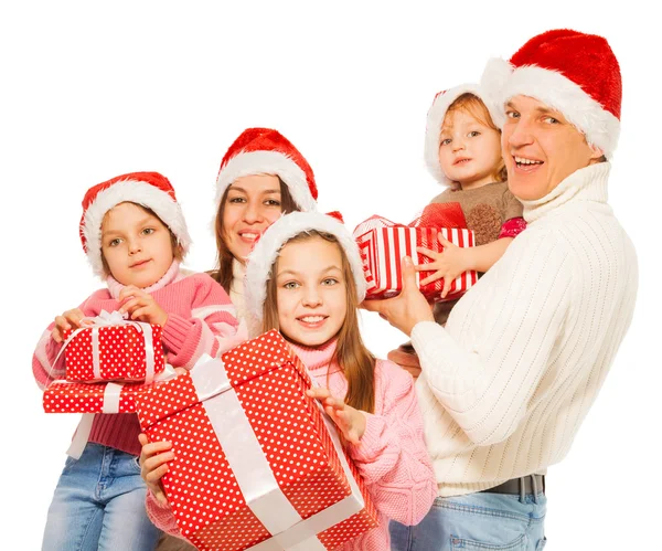 Семья с рождественскими подарками — стоковое фото