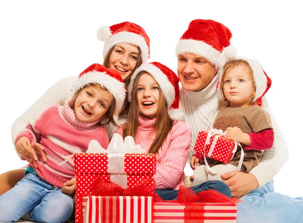 Семья с рождественскими подарками — стоковое фото
